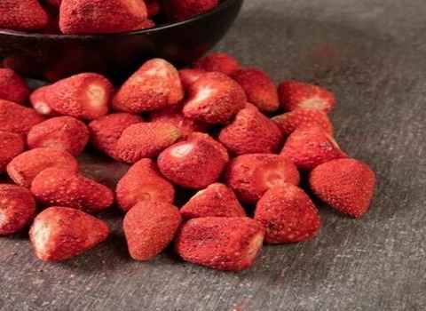 توت فرنگی خشک پفکی بهترین بسته بندی